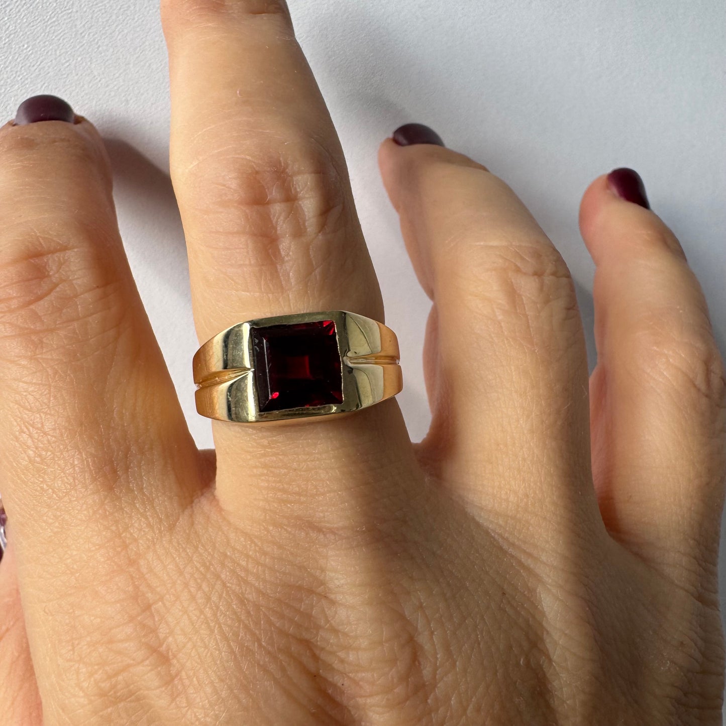 טבעת זהב צהוב 14 קראט משובצת אבן אדומה בחיתוך ריבועי 