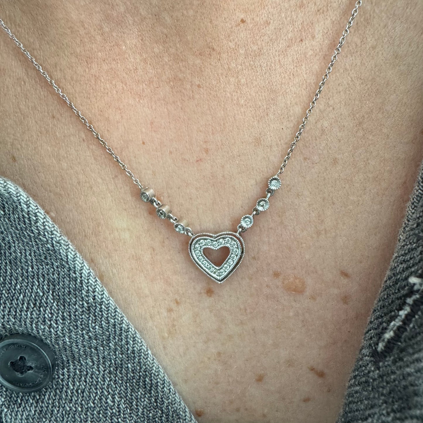 שרשרת זהב לבן 14 קראט משובצת יהלומים, בעיצוב לב עדין ומלא רומנטיקה.