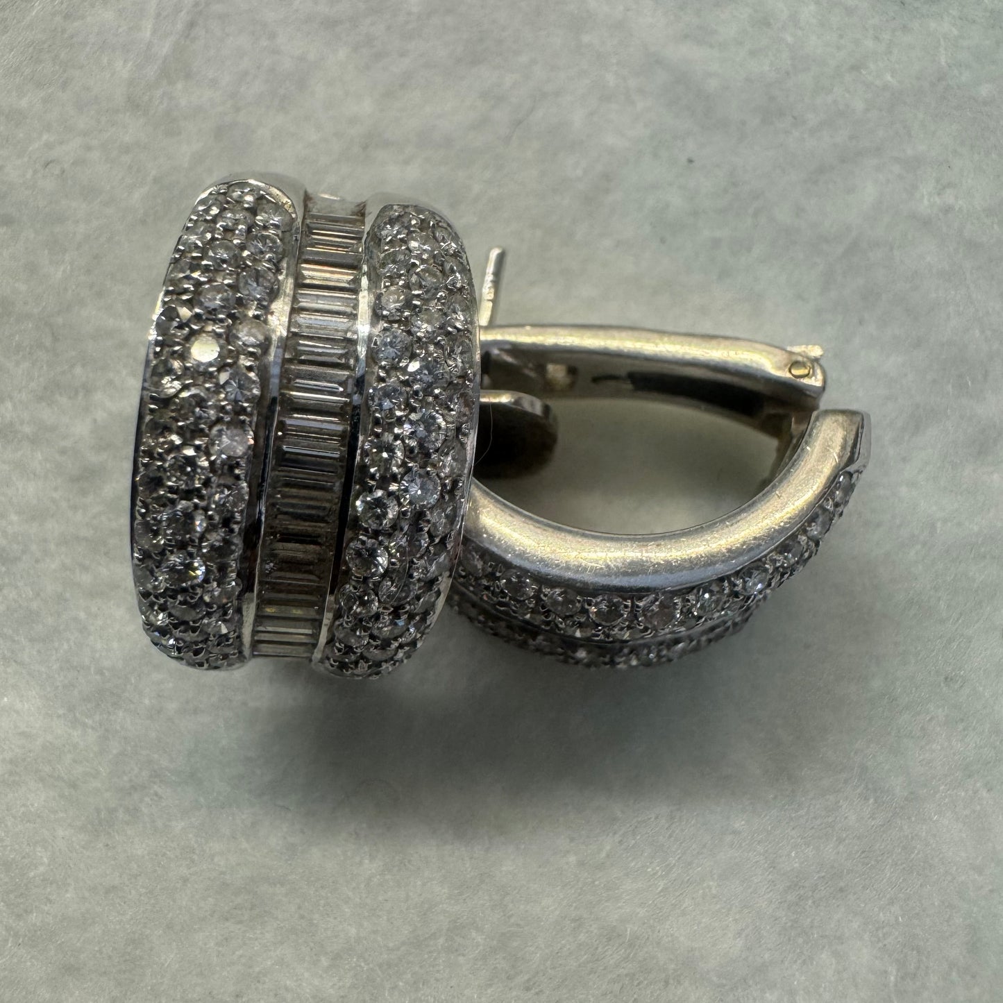 עגילי זהב לבן 18 קראט בעיצוב גאומטרי ייחודי משובצים יהלומים בחיתוכים שונים