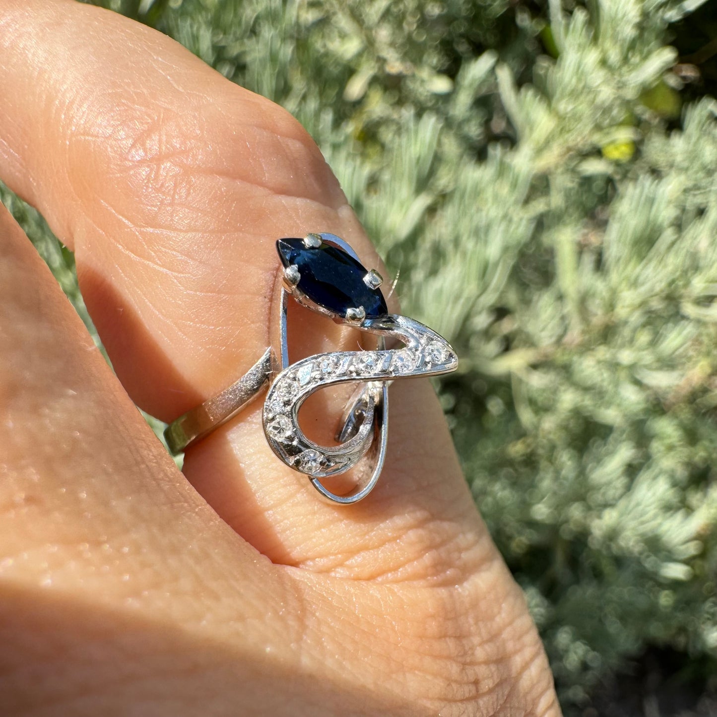 18K gold ring set with Sapphire & Diamonds