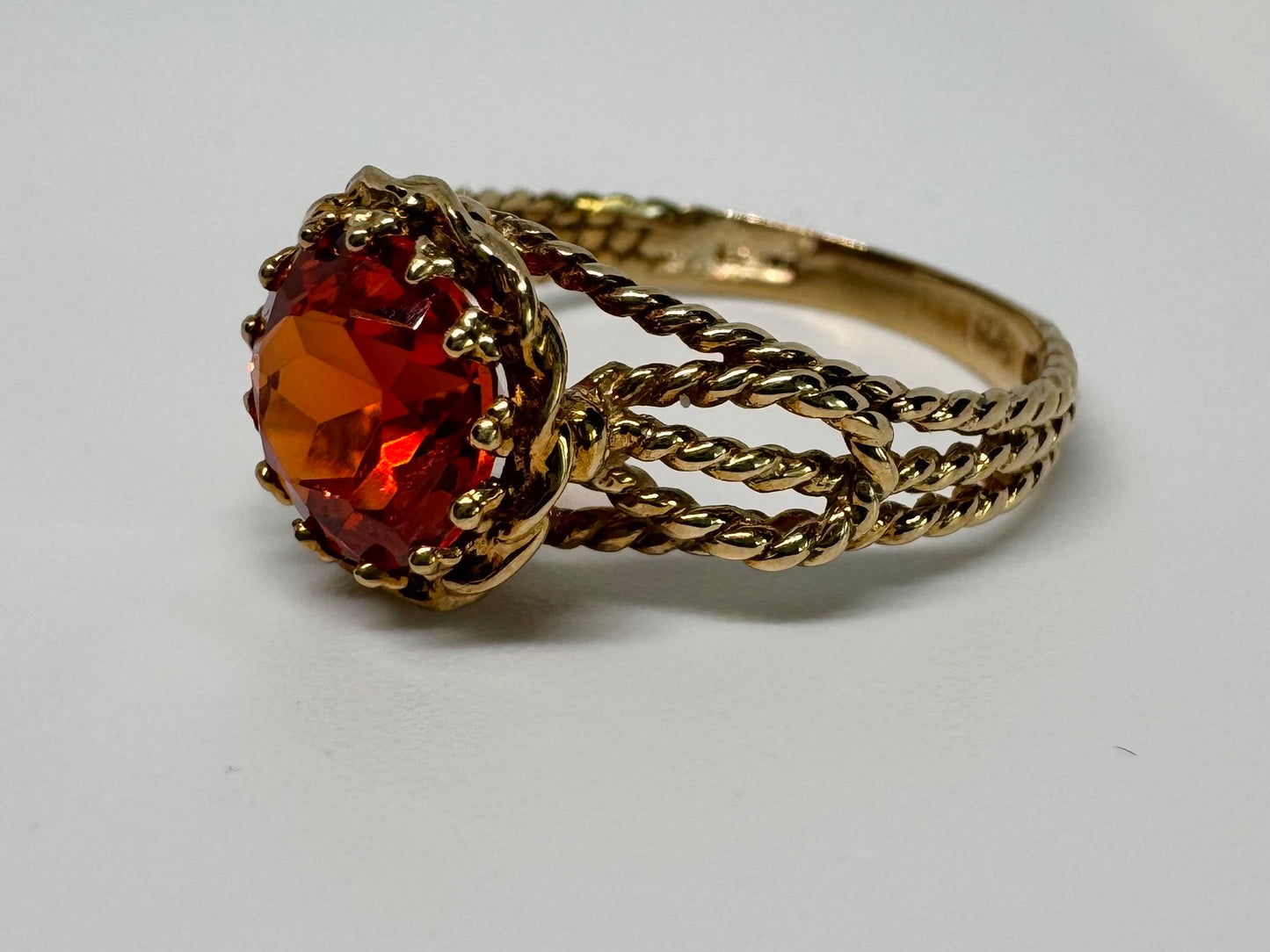 טבעת זהב צהוב 10 קראט משובצת אבן חן כתומה