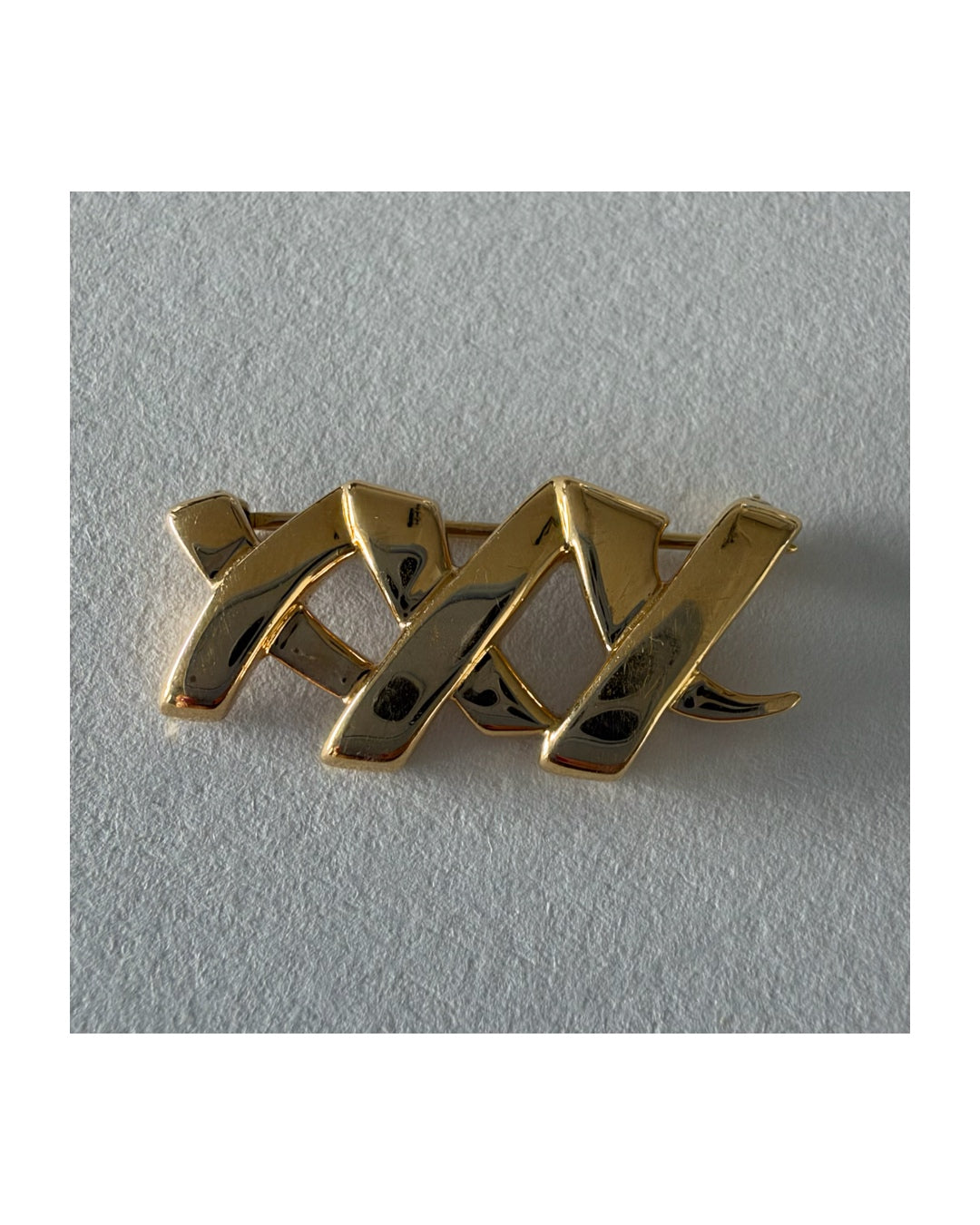 סיכת דש זהב 18 קראט של בית היוקרה Tiffany & Co., בעיצובה של פאלומה פיקאסו, מקולקציית Graffiti האייקונית.