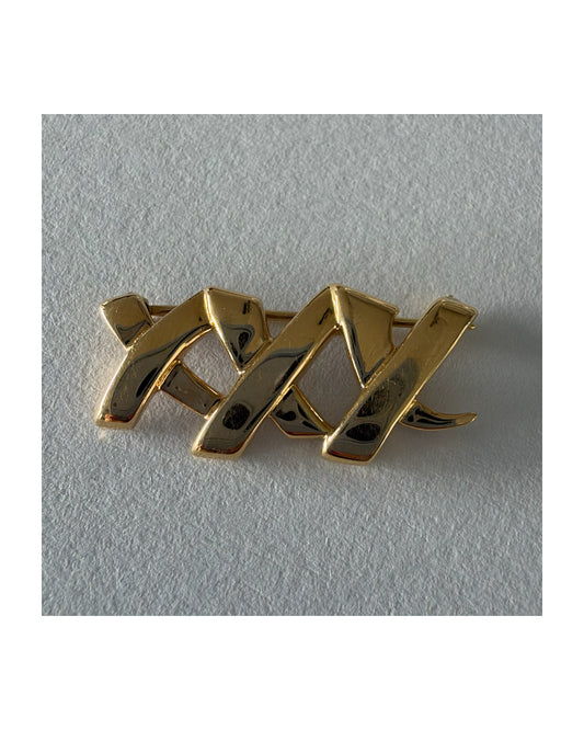סיכת דש זהב 18 קראט של בית היוקרה Tiffany & Co., בעיצובה של פאלומה פיקאסו, מקולקציית Graffiti האייקונית.