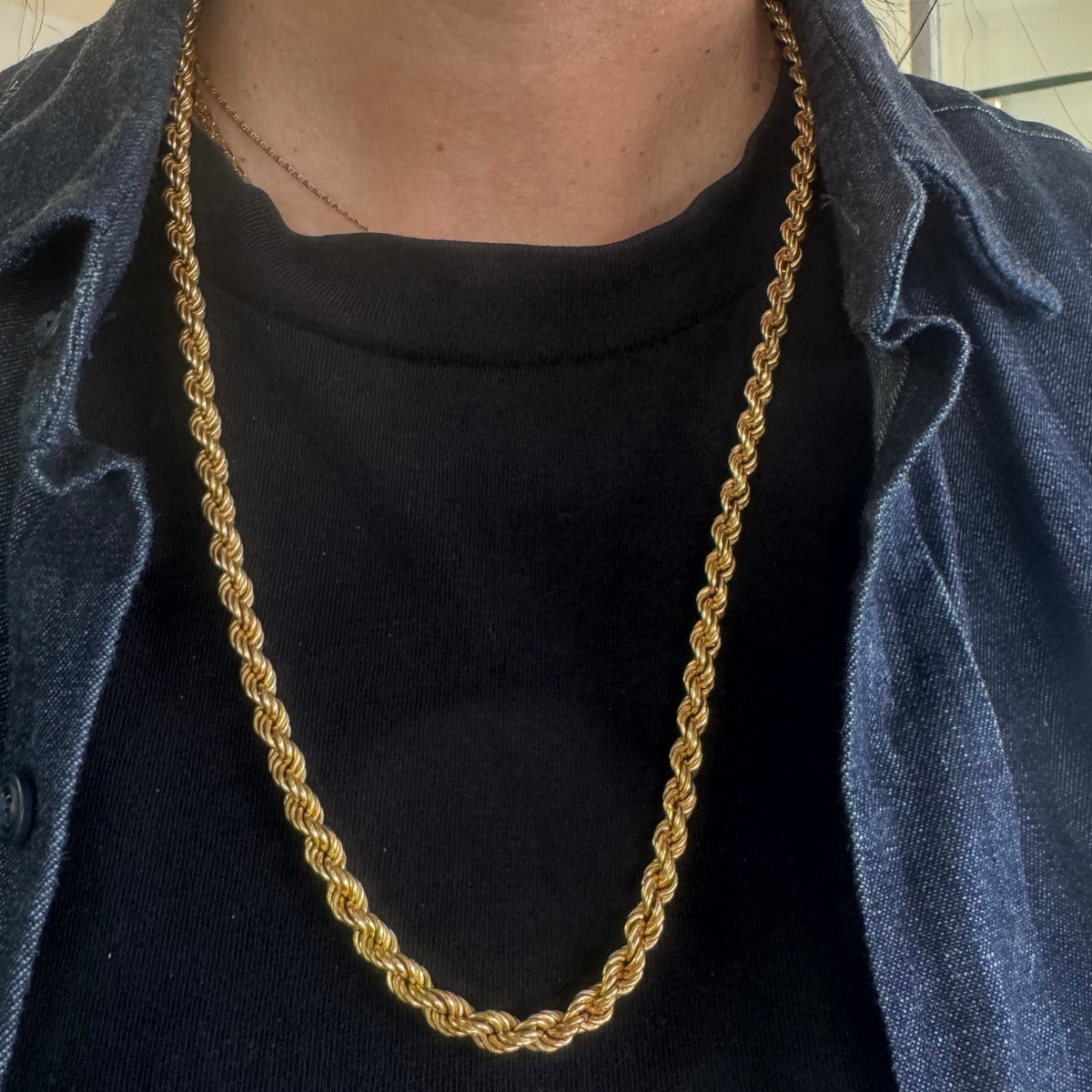 שרשרת זהב צהוב 14 קראט בדוגמת חבל (Rope Chain) עיצוב קלוע ועשיר שמחזיר את האור מכל זווית.