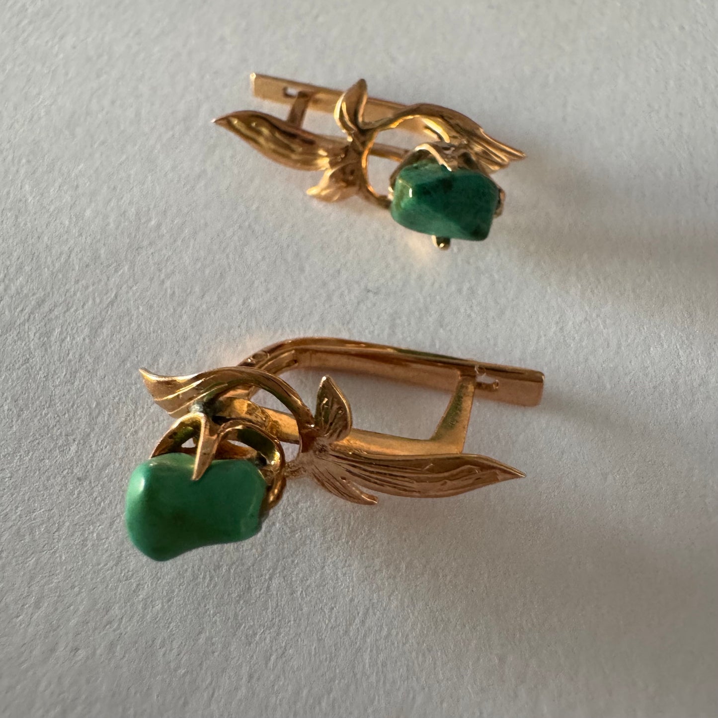 עגילי זהב 14 קראט בעיצוב עלים ופרח, משובצים אבן טורקיז בעלת מראה אורגני.