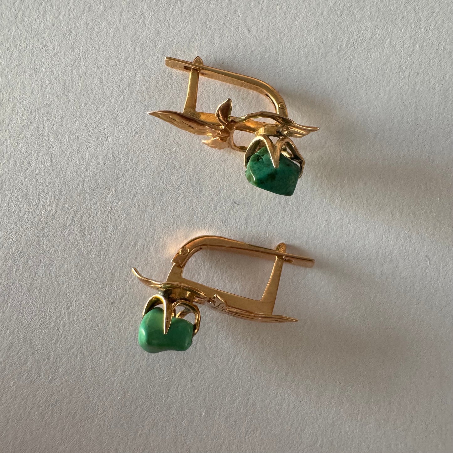 עגילי זהב 14 קראט בעיצוב עלים ופרח, משובצים אבן טורקיז בעלת מראה אורגני.