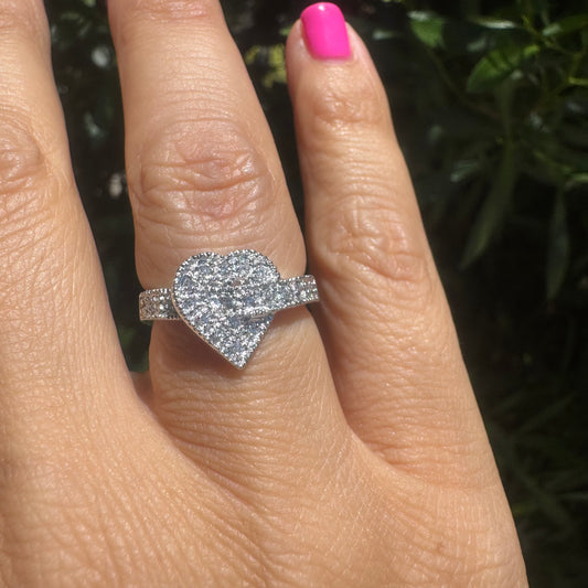 14K gold heart-shaped ring encrusted with shimmering Diamonds
