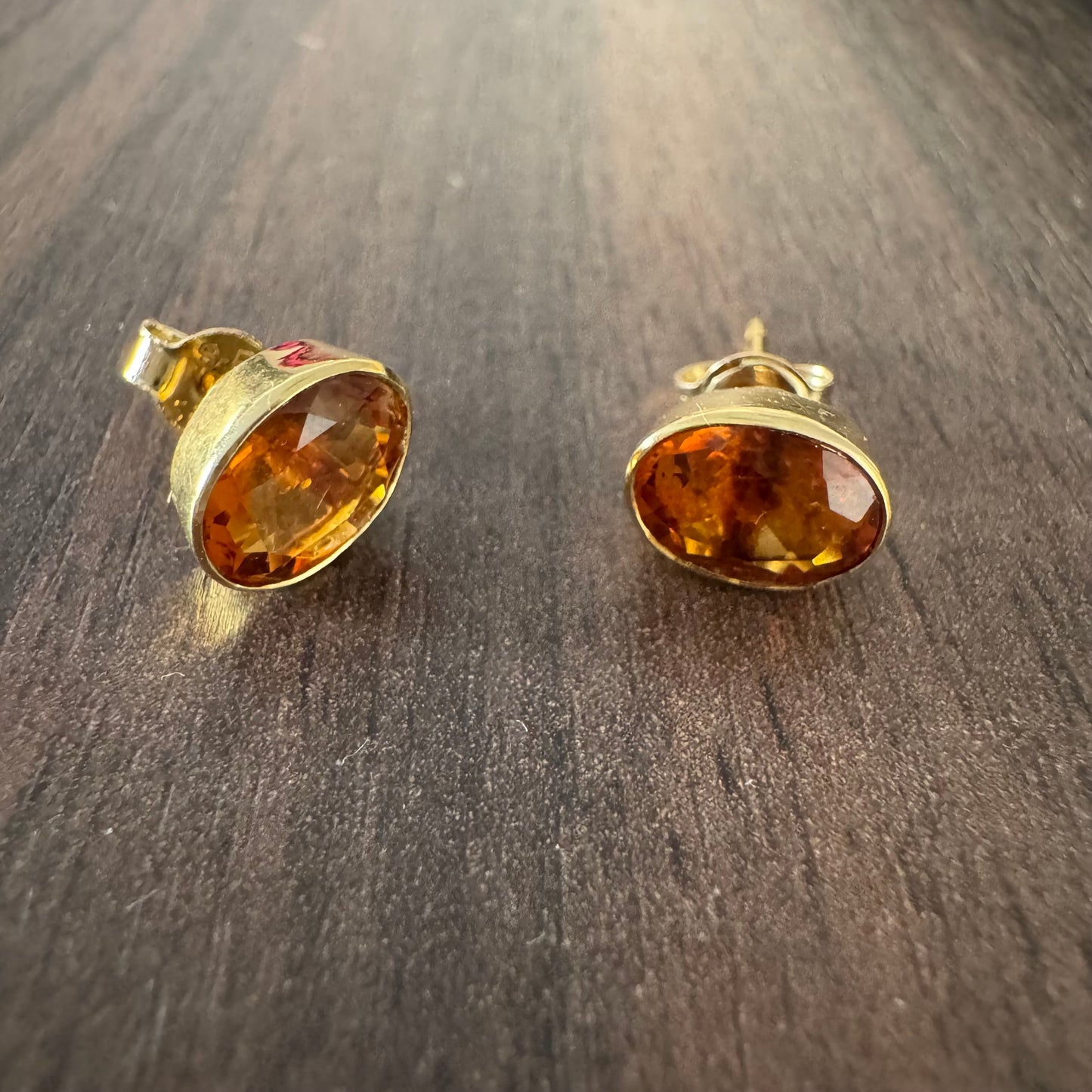 עגילי זהב צהוב 14 קראט משובצים אבני סיטרין כתומות ומבריקות.