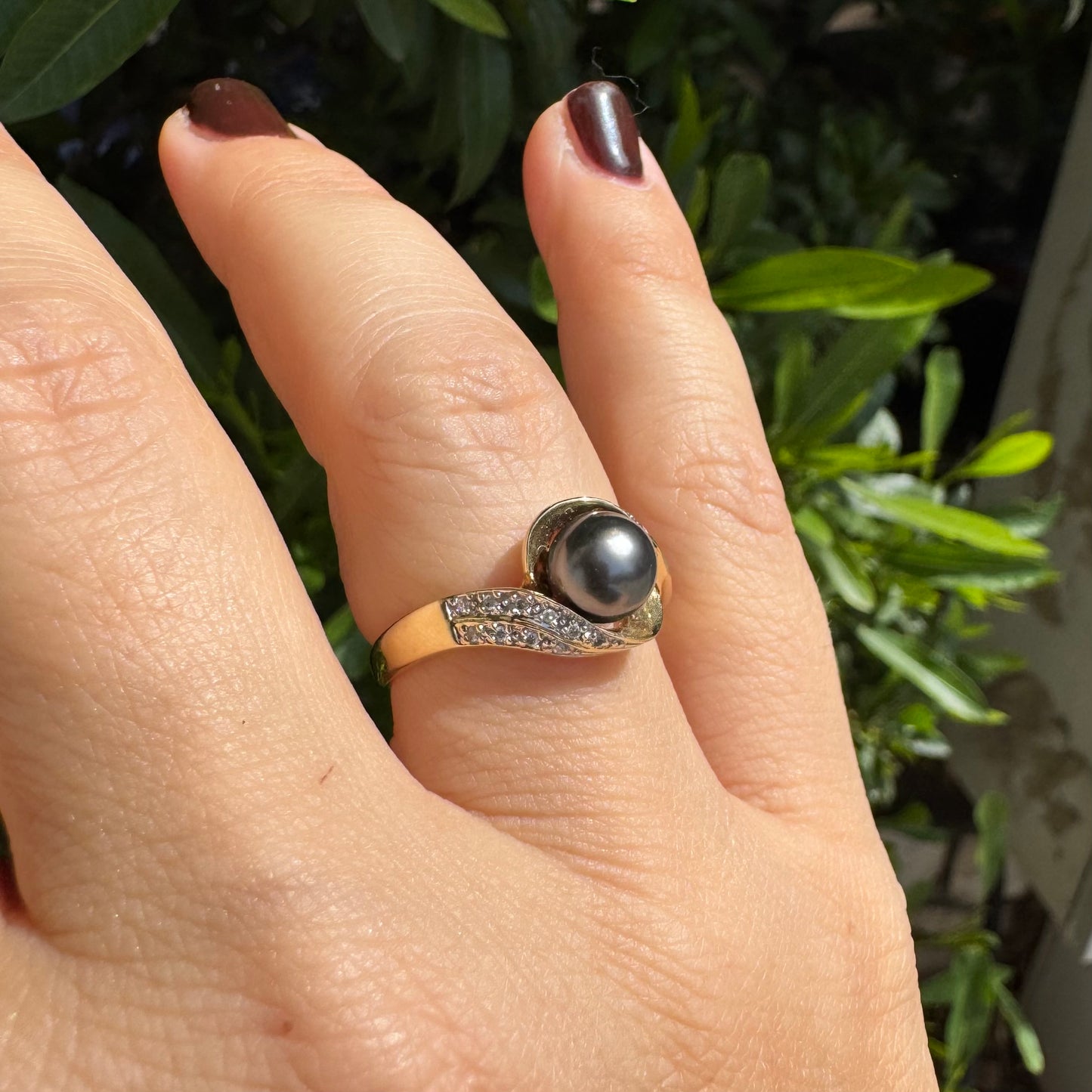 14K gold ring set with Black Pearl & Diamonds