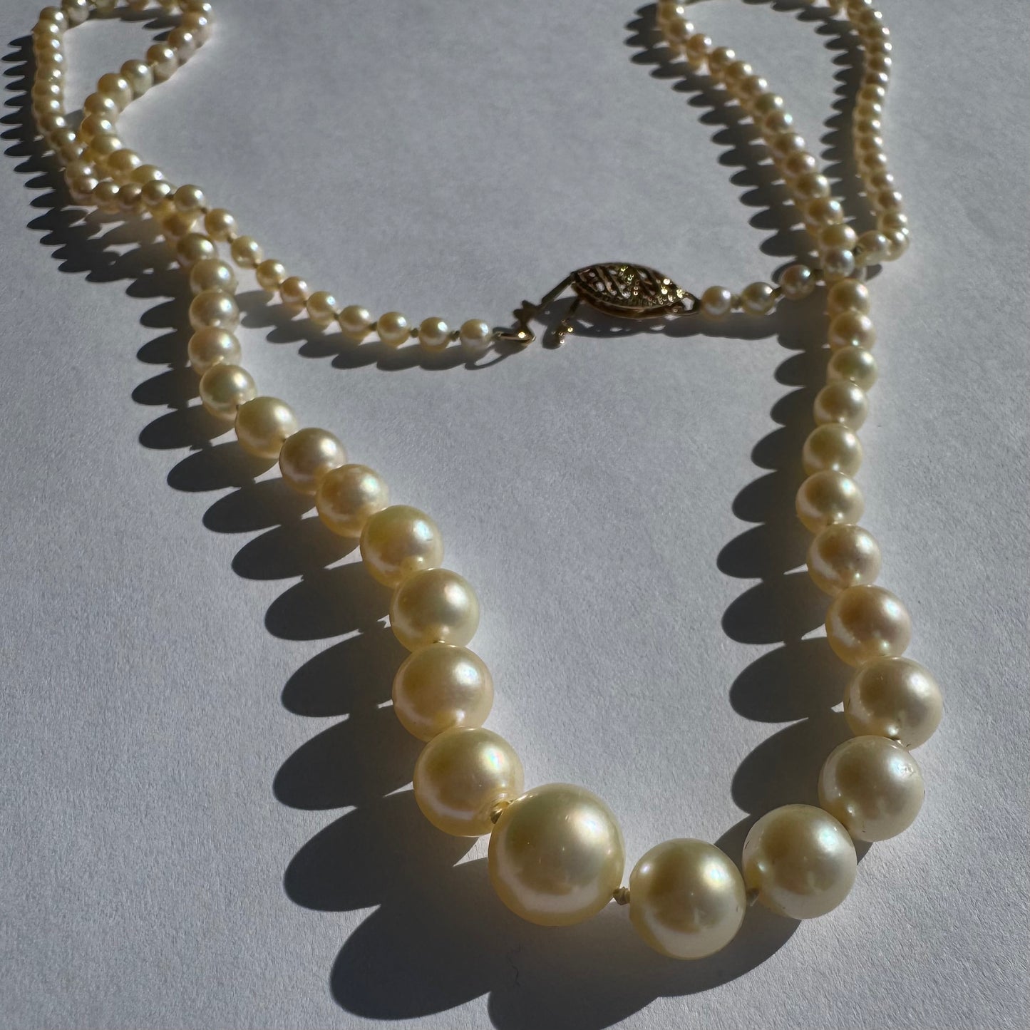 &nbsp;שרשרת פנינים מדורגת קלאסית בעלת סוגר זהב 14 קראט