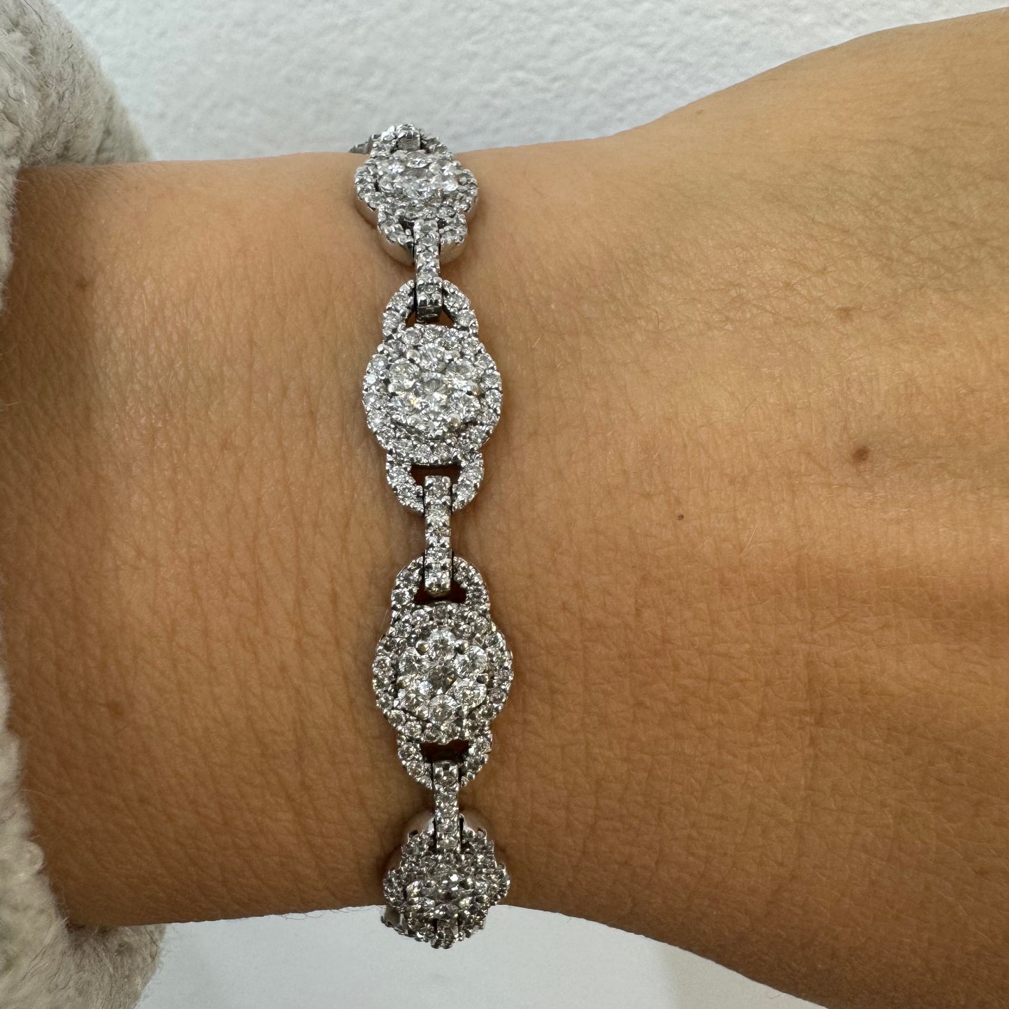 צמיד זהב לבן 14 קראט בנוי מחוליות שמשובצות יהלומים לכל האורך