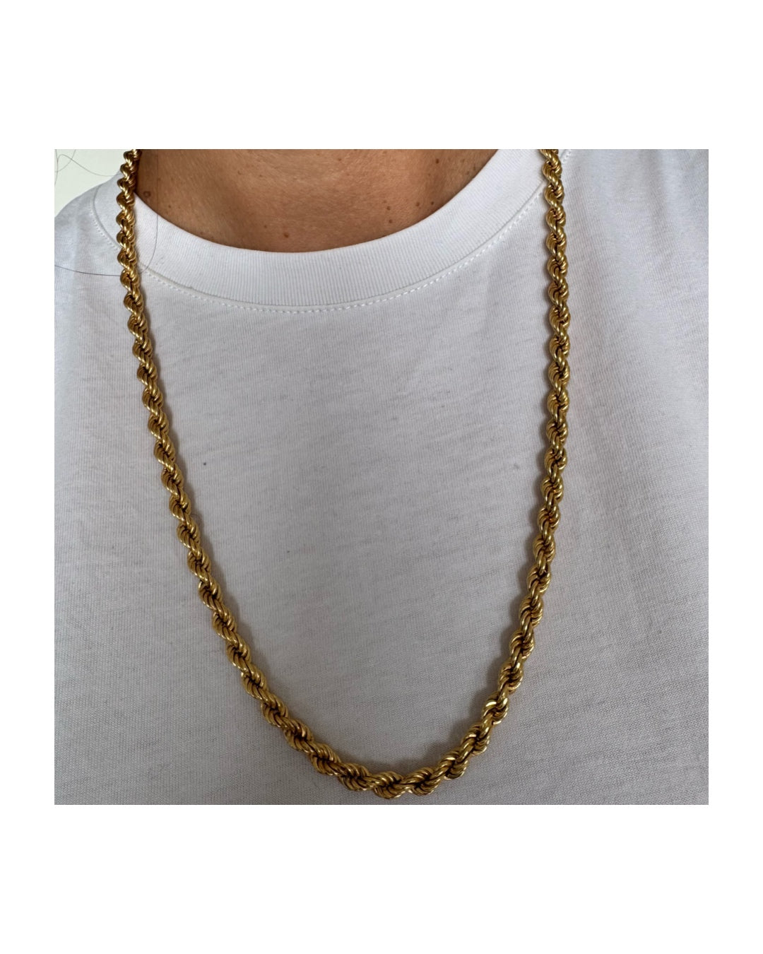 שרשרת זהב צהוב 14 קראט בדוגמת חבל (Rope Chain) עיצוב קלוע ועשיר שמחזיר את האור מכל זווית.