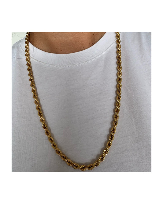 שרשרת זהב צהוב 14 קראט בדוגמת חבל (Rope Chain) עיצוב קלוע ועשיר שמחזיר את האור מכל זווית.