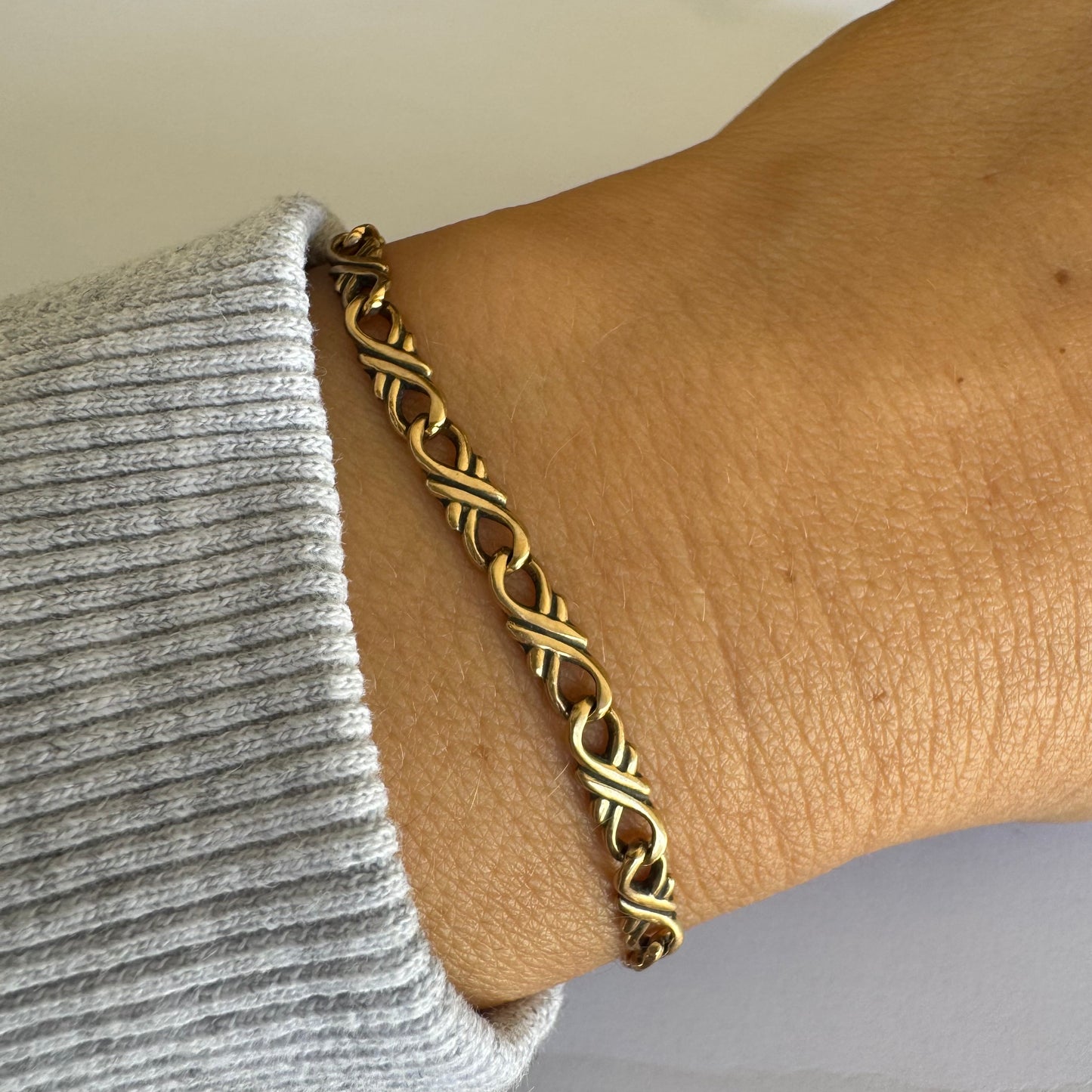 צמיד זהב 14 קראט, בעיצוב חוליות עדין ומסולסל.