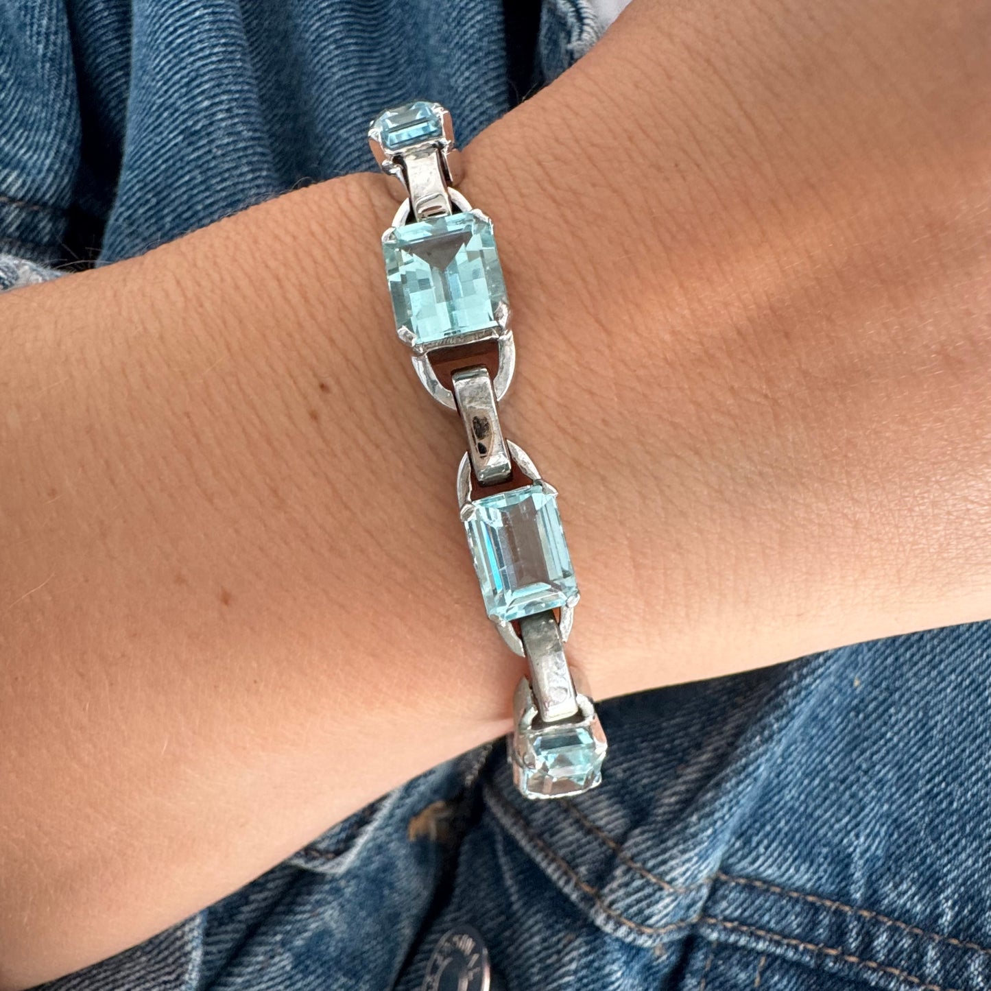 צמיד זהב לבן 18 קראט משובץ אבני אקוומרין בחיתוך אמרלד – אלגנטי, זוהר ועל-זמני.