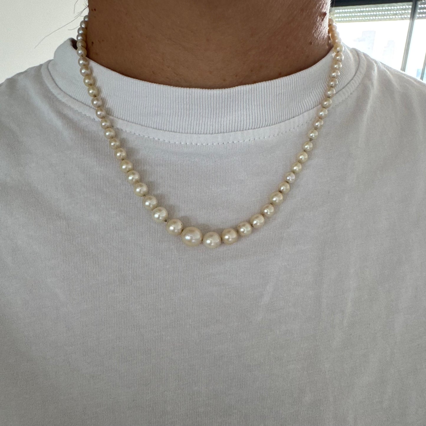 שרשרת פנינים קלאסית עם סוגר גאומטרי מזהב צהוב 14 קראט.