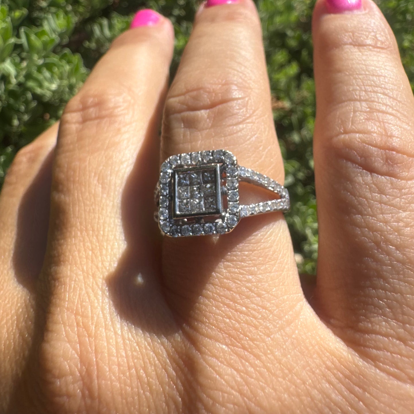 18K gold ring set with Diamonds in various cuts