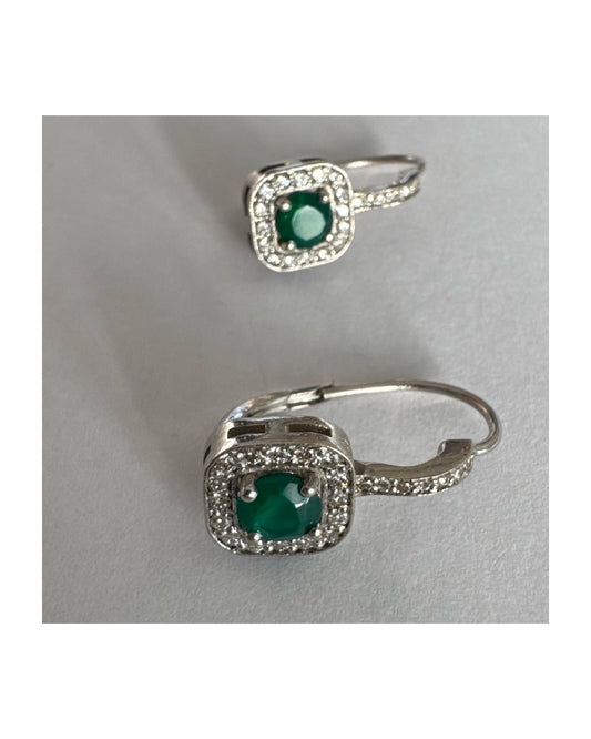 עגילי זהב לבן 14 קראט בעיצוב אלגנטי ונקי, משובצים אבן אמרלד מרכזית במראה עשיר ועמוק, מוקפת הילה מנצנצת של יהלומים.