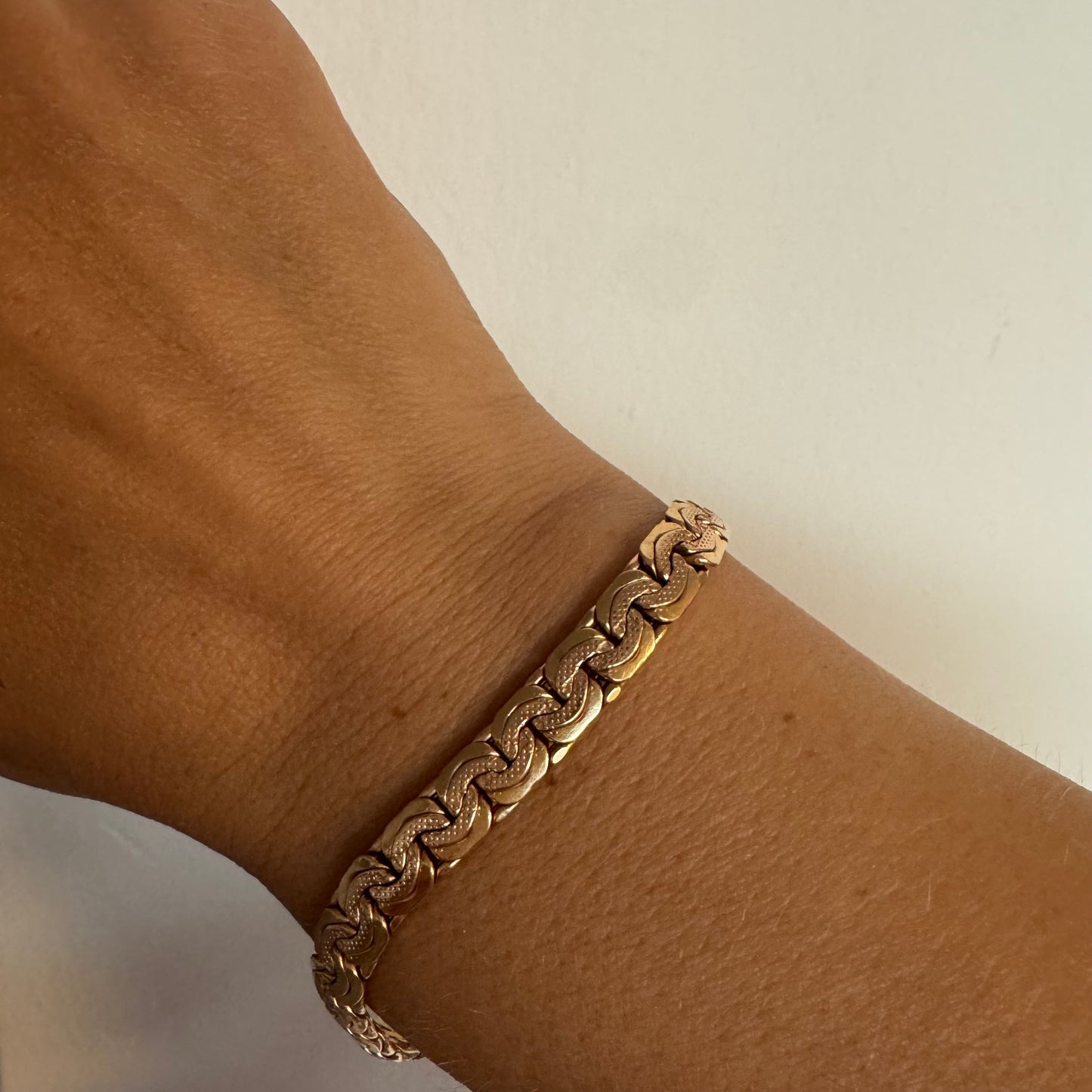 צמיד זהב אדום 14 קראט בעבודת חוליות מרהיבה.