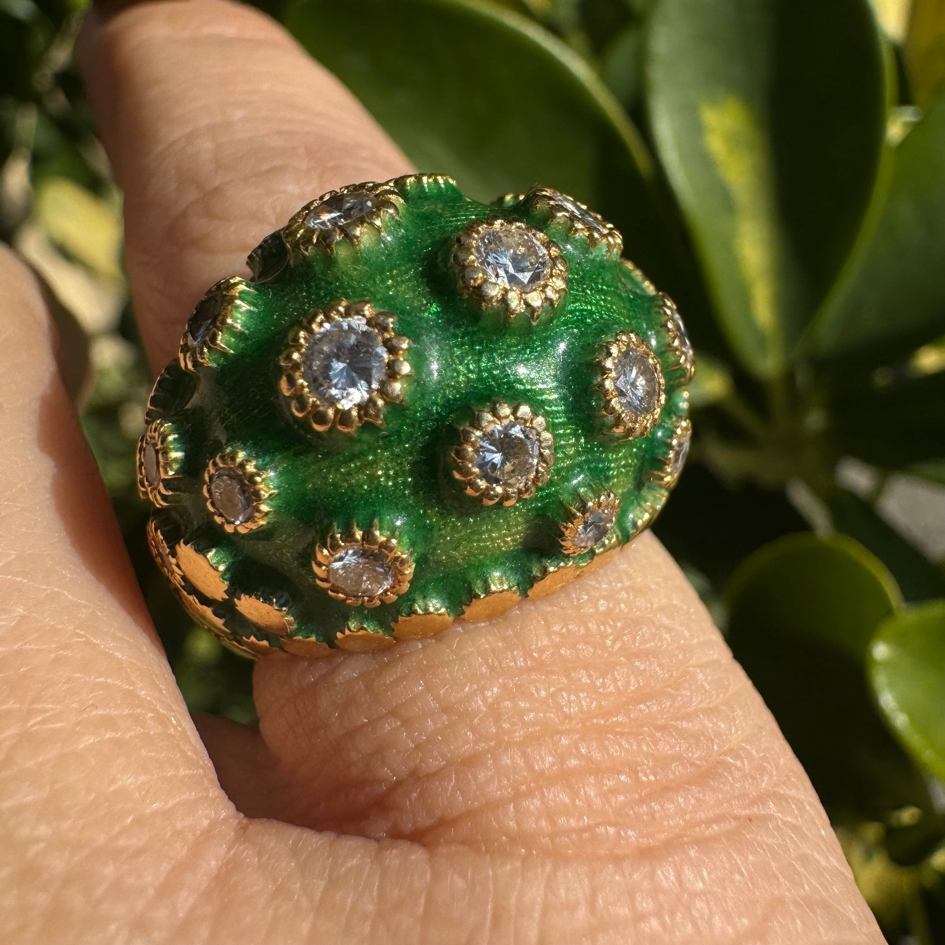 טבעת זהב צהוב 14 קראט משובצת יהלומים ואמייל ירוק