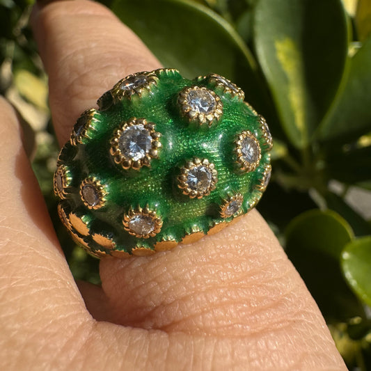 טבעת זהב צהוב 14 קראט משובצת יהלומים ואמייל ירוק