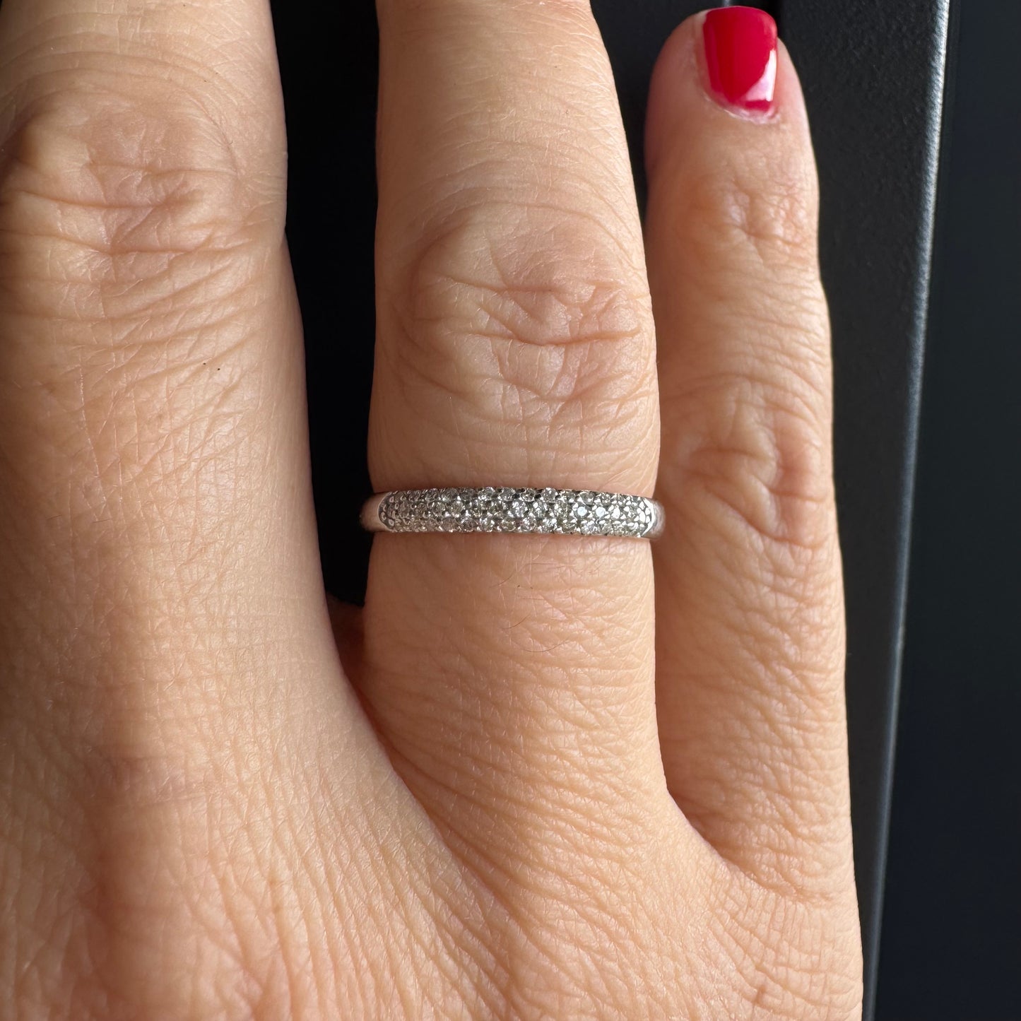 טבעת זהב לבן 14 קראט משובצת שורת יהלומים נוצצים.