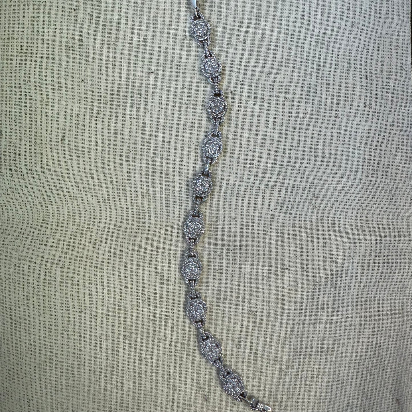 צמיד זהב לבן 14 קראט בנוי מחוליות שמשובצות יהלומים לכל האורך