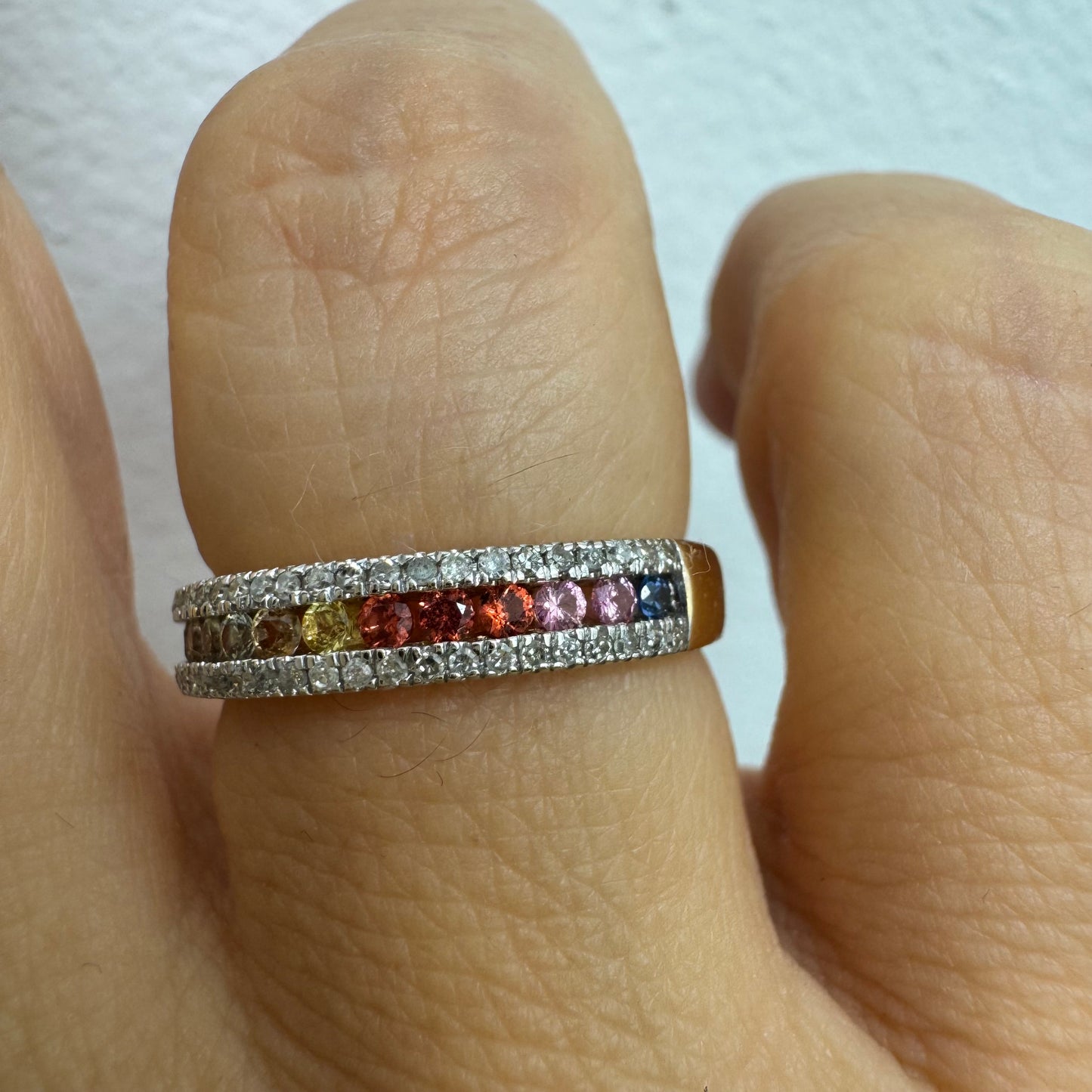 טבעת זהב צהוב 14 קראט משובצת בשורת אבני ספיר צבעוניות ומוקפת יהלומים נוצצים