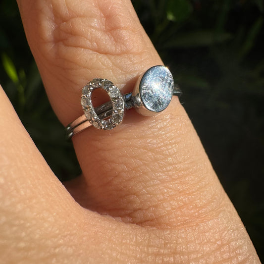 טבעת זהב לבן 14 קראט פתוחה עם שני קצוות: אחד בצורת אובלית משובץ יהלומים והשני עם זהב אובלי חלק ומלוטש