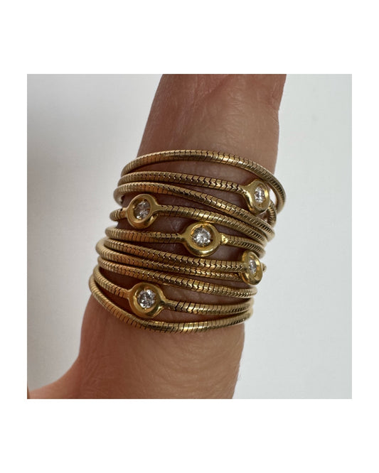 טבעת זהב צהוב 18 קראט של המותג H. Stern משובצת יהלומים בעיצוב רב־ליפופים אלגנטי 