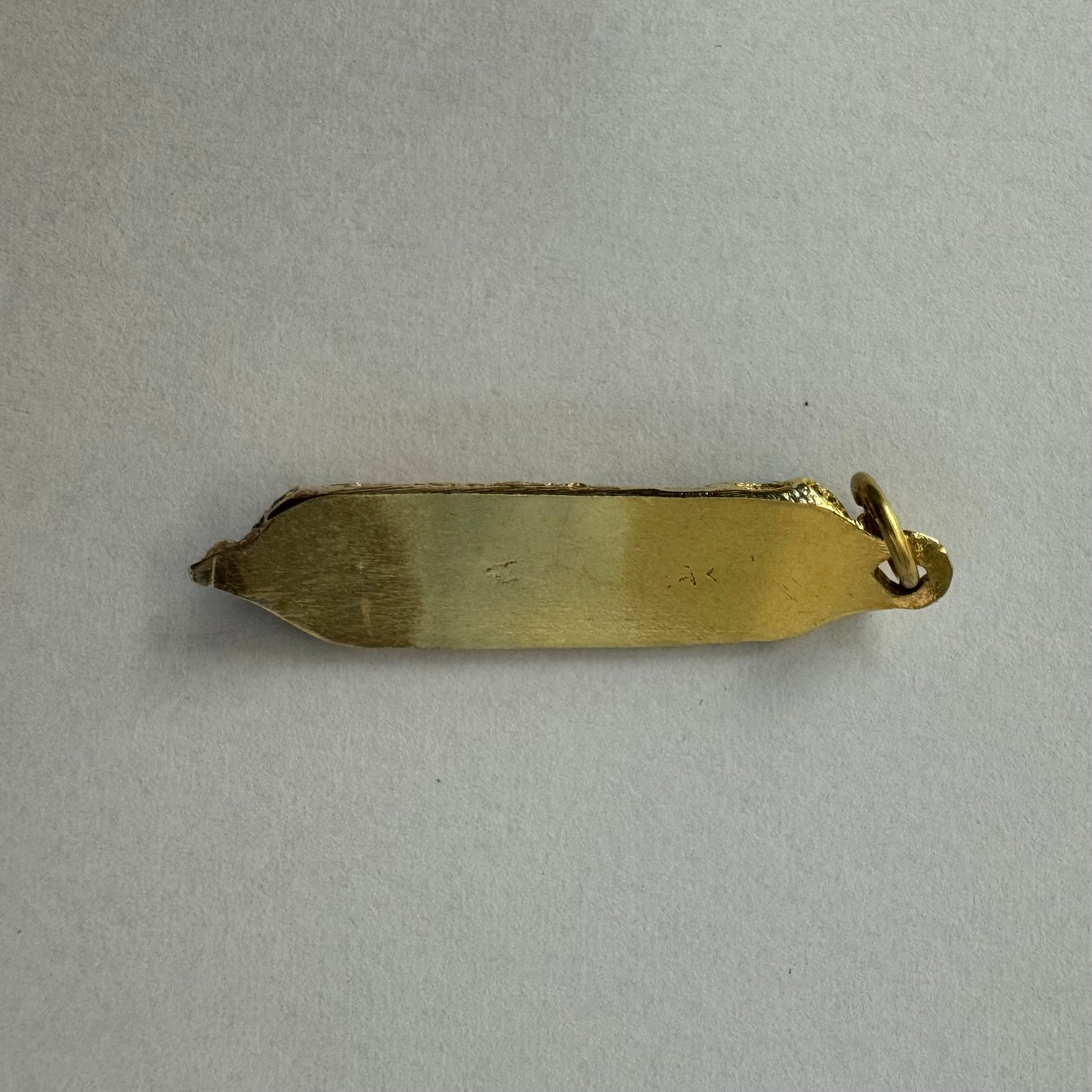 תליון מזוזה זהב צהוב 14 קראט, בעבודת פיליגרן עשירה ועדינה, משובץ אבני קורל וטורקיז ומכיל קלף מזוזה זעיר.