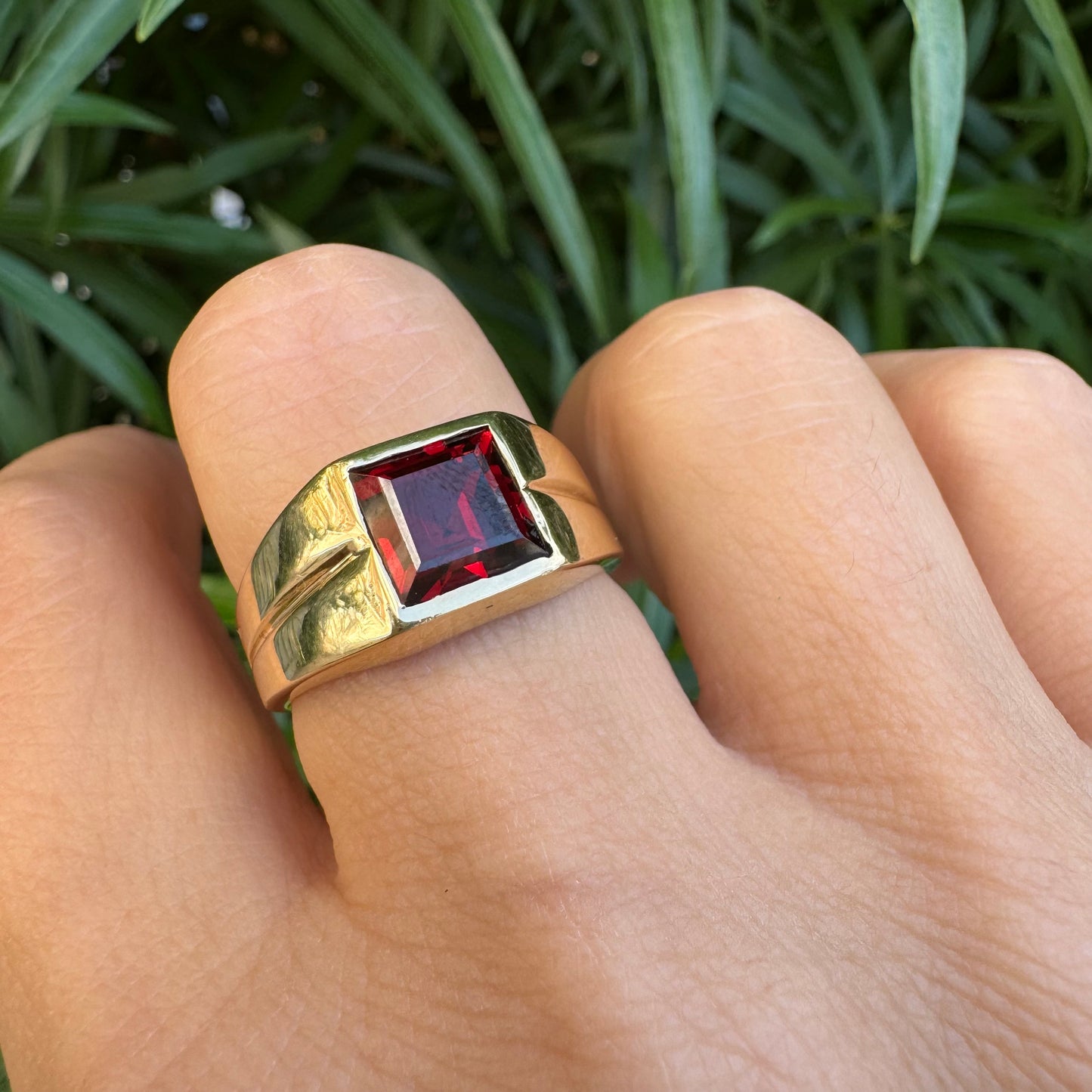 טבעת זהב צהוב 14 קראט משובצת אבן אדומה בחיתוך ריבועי 