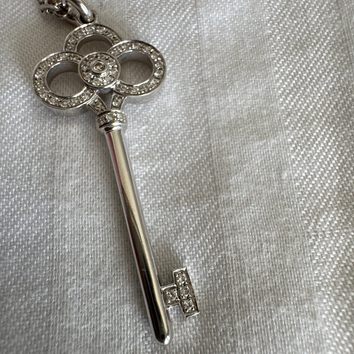 תליון מפתח אייקוני של Tiffany & Co. זהב לבן 18 קראט משובץ יהלומים עדינים.