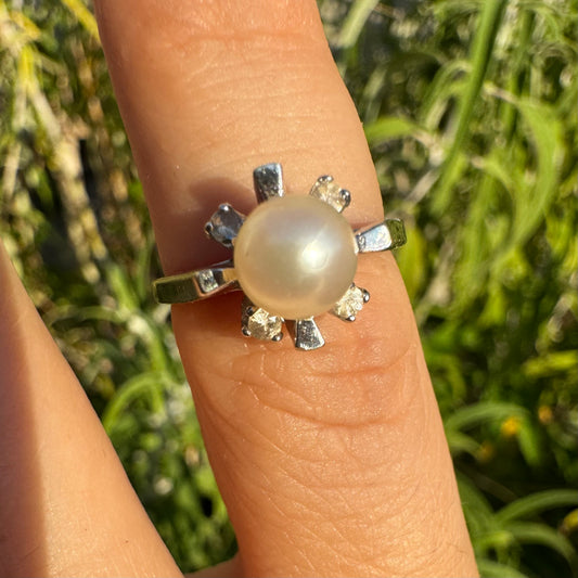 10K gold ring set with pearl & Diamonds