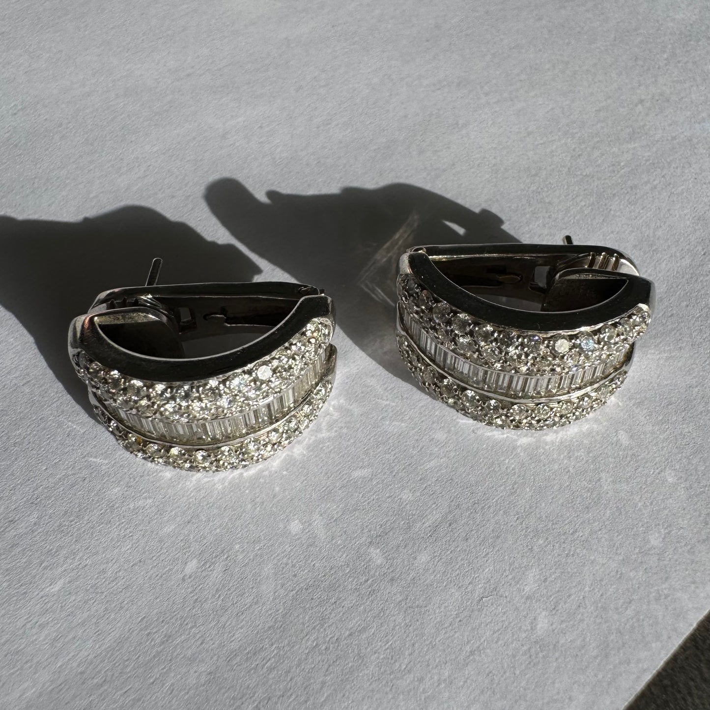 עגילי זהב לבן 18 קראט בעיצוב גאומטרי ייחודי משובצים יהלומים בחיתוכים שונים