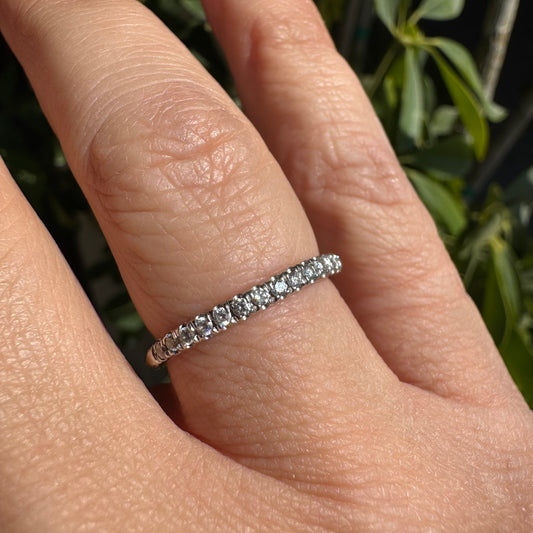 טבעת זהב לבן 14 קראט משובצת יהלומים