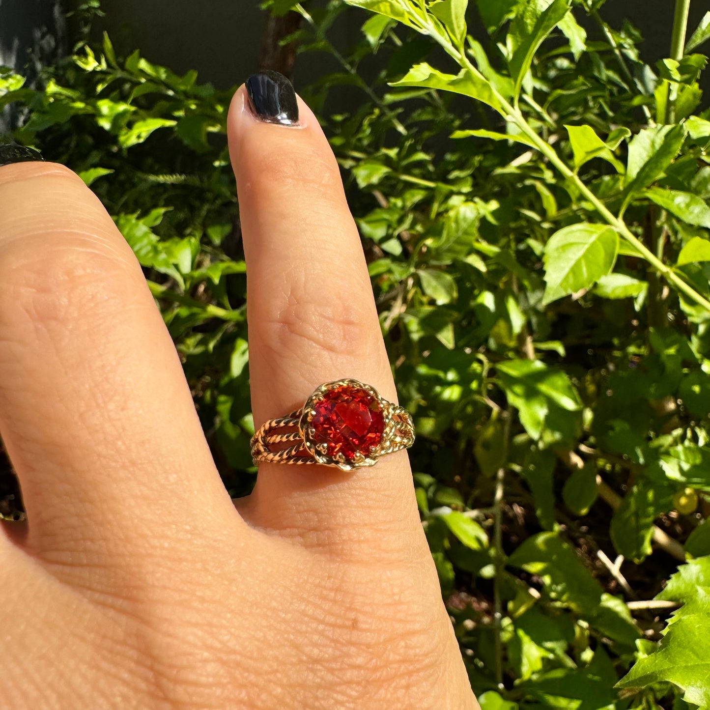 טבעת זהב צהוב 10 קראט משובצת אבן חן כתומה