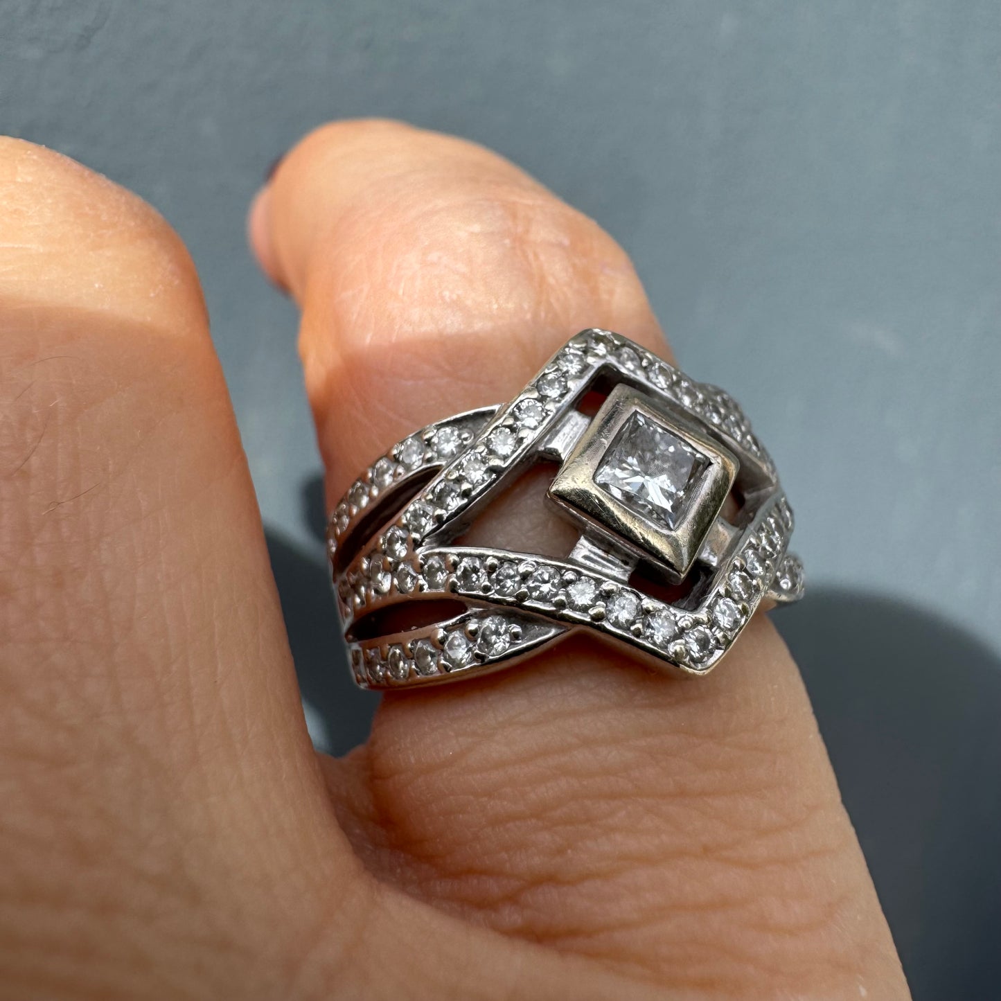 טבעת זהב לבן 14 קראט משובצת יהלומים, בעיצוב גיאומטרי יוקרתי בסגנון ארט-דקו.