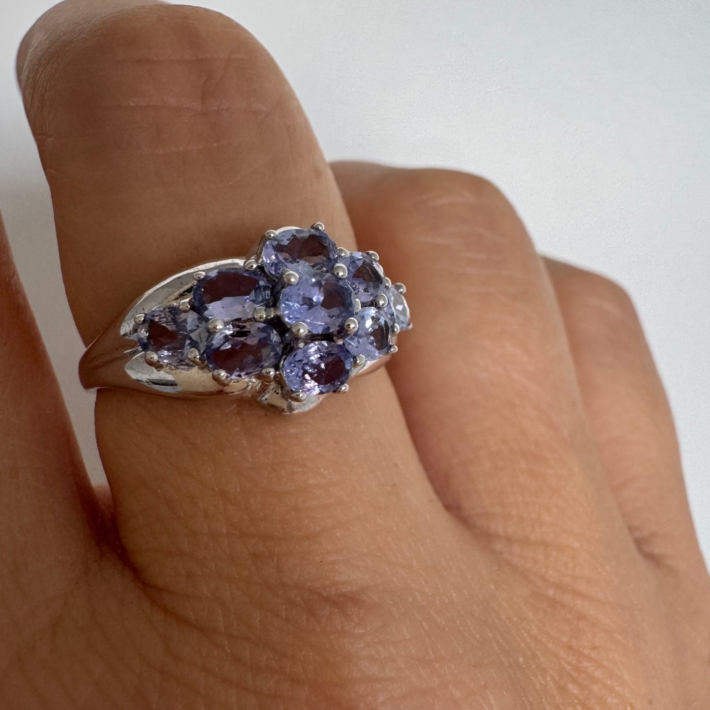 טבעת זהב לבן 14 קראט משובצת אבני אמטיסט בצבע סגול בהיר