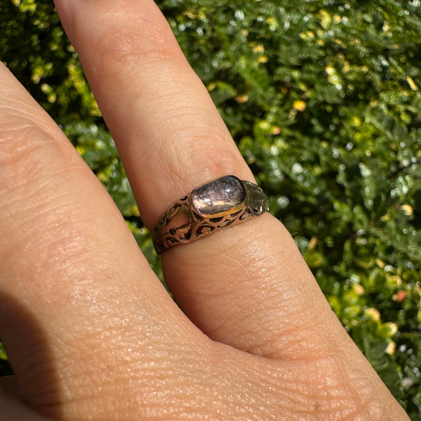 טבעת עתיקה זהב 10 קראט משובצת אבן סגולה