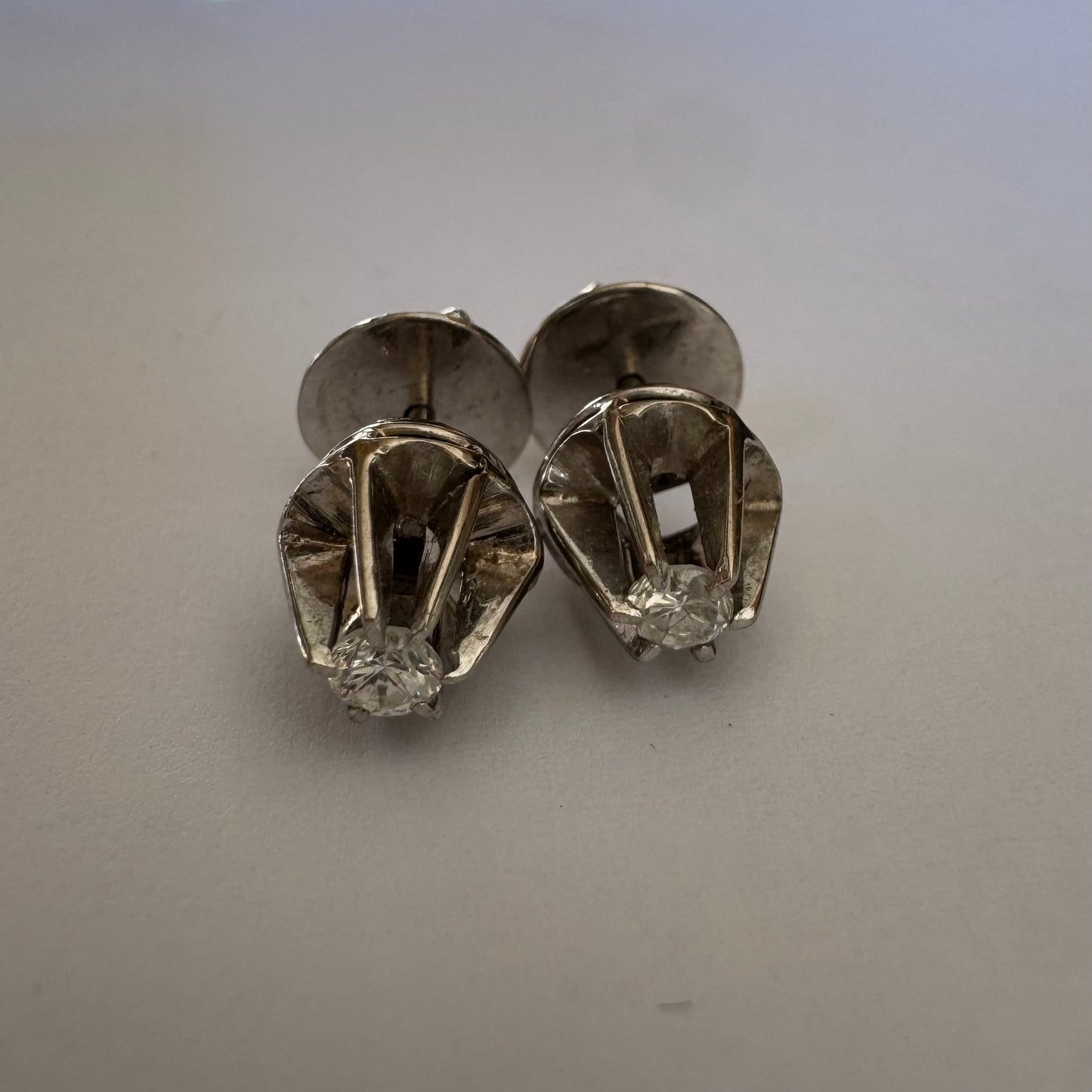 עגילי זהב 14K משובצים ביהלום מרכזי אחד