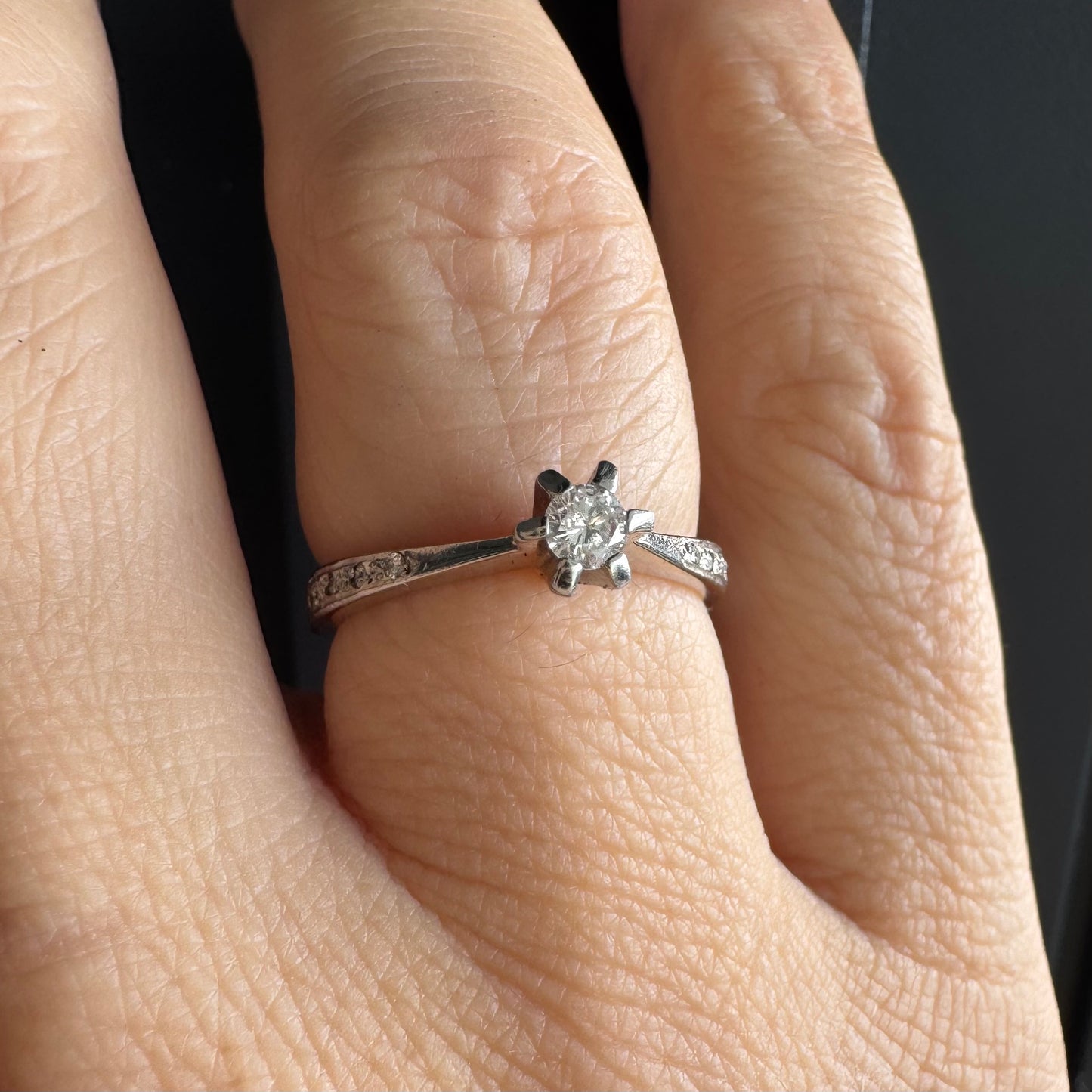 טבעת זהב לבן 14 קראט משובצת יהלום מרכזי ויהלומים בצדדים