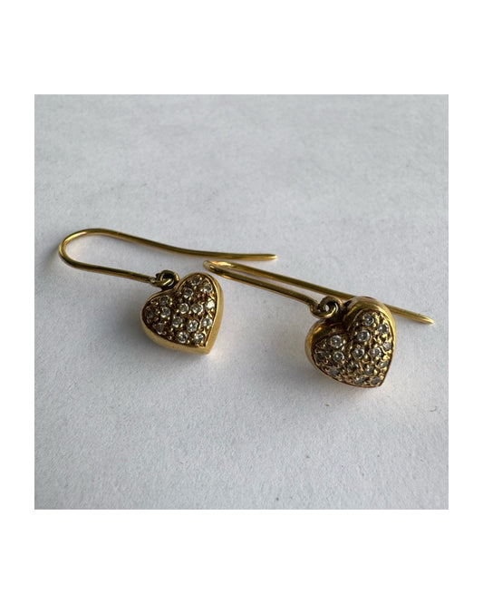 עגילי זהב צהוב 18 קראט תלויים בצורת לב, משובצים יהלומים קטנים המוסיפים ברק עדין ונוכחות אלגנטית.
