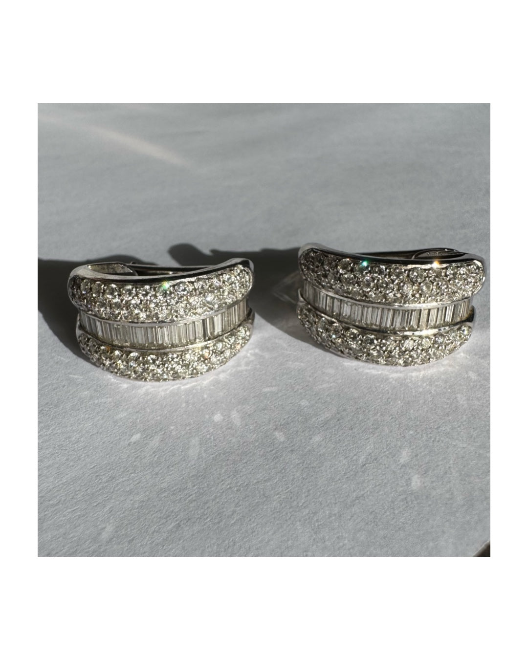 עגילי זהב לבן 18 קראט בעיצוב גאומטרי ייחודי משובצים יהלומים בחיתוכים שונים