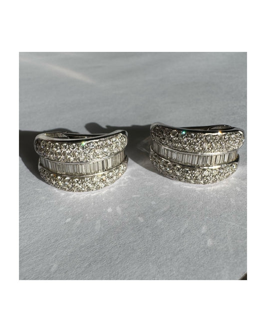עגילי זהב לבן 18 קראט בעיצוב גאומטרי ייחודי משובצים יהלומים בחיתוכים שונים
