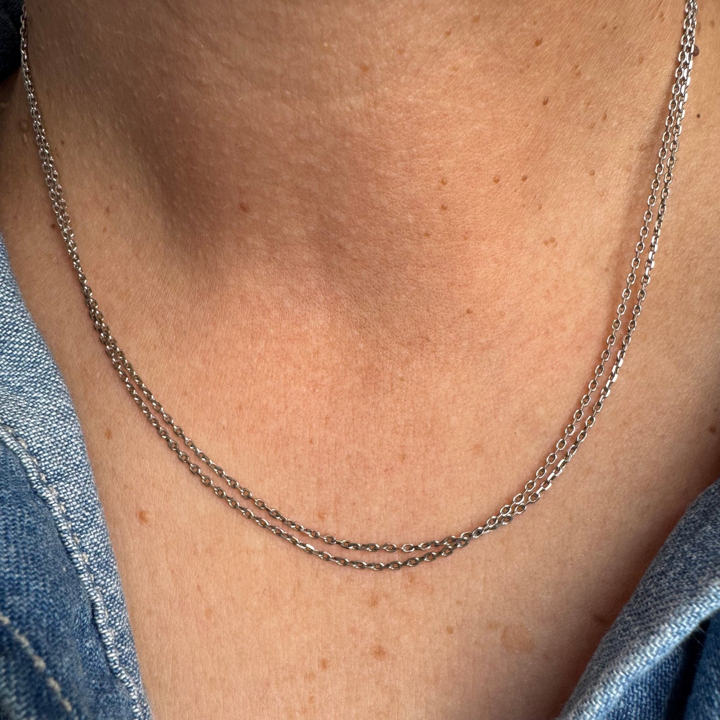 שרשרת כפולה זהב לבן 18 קראט מבית Chopard, בעיצוב עדין ואלגנטי עם נוכחות שקטה אך יוקרתית.