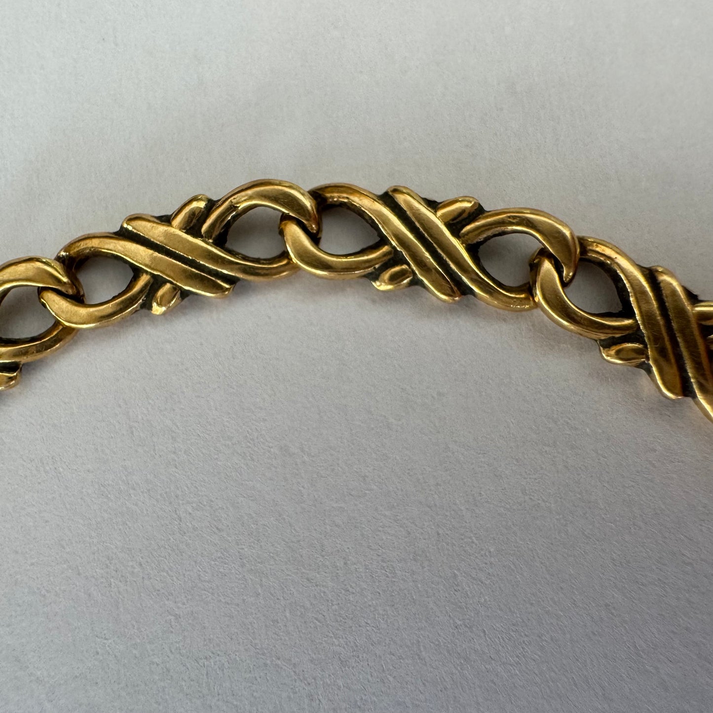 צמיד זהב 14 קראט, בעיצוב חוליות עדין ומסולסל.