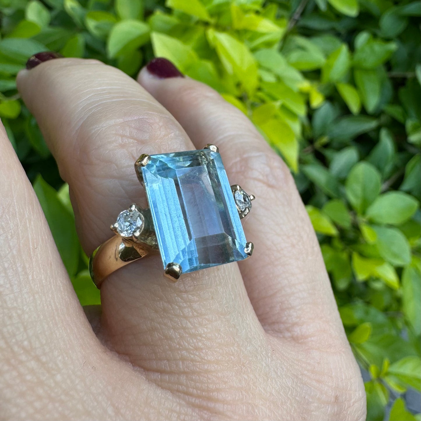 טבעת זהב 18 קראט משובצת אבן אקוומרין בחיתוך מלבני (Emerald Cut), בעלת גוון כחול צלול ומרשים.