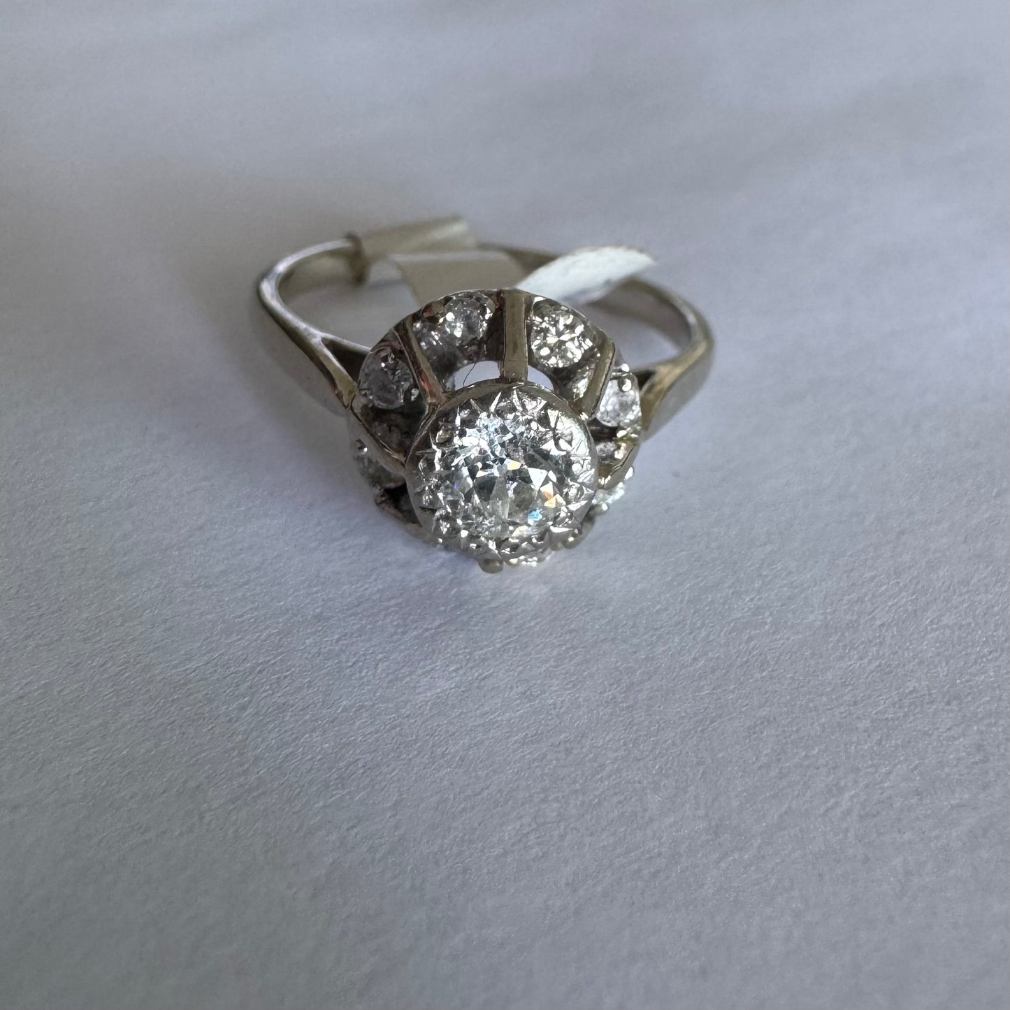 טבעת זהב לבן קראט משובצת יהלום מרכזי גדול וסביבו יהלומים