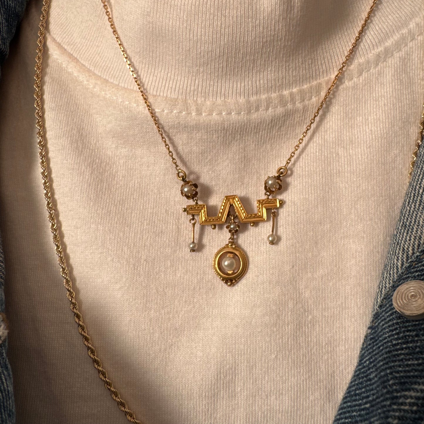 שרשרת זהב צהוב 14 קראט בעיצוב ייחודי, משובצת פנינים עדינות. 